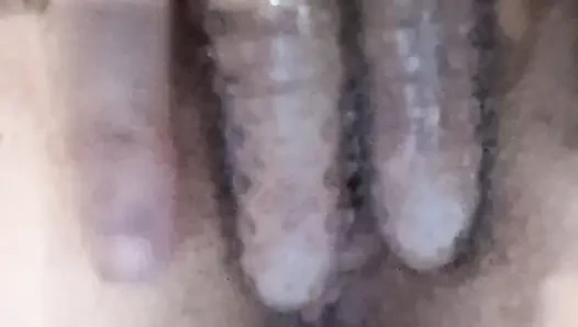 Aku lagi asik fingering memek dan itilku pakai mainan seks baru