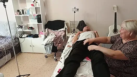 Мачеха сосет и дрочит мой хуй на массажном столе и глотает сперму