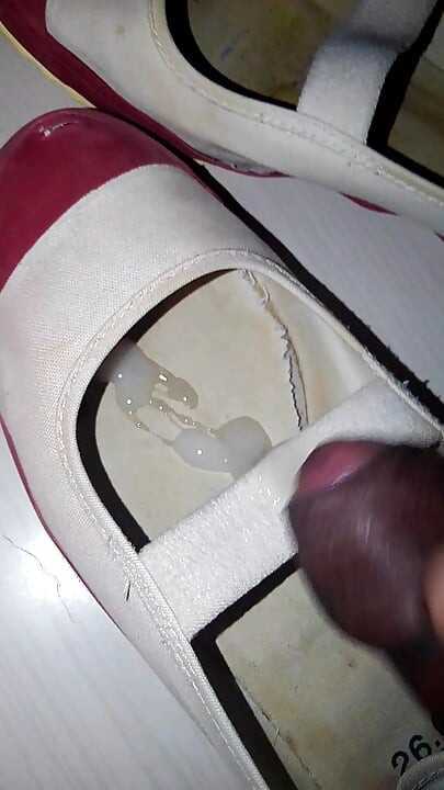 Ejaculação no tênis da escola