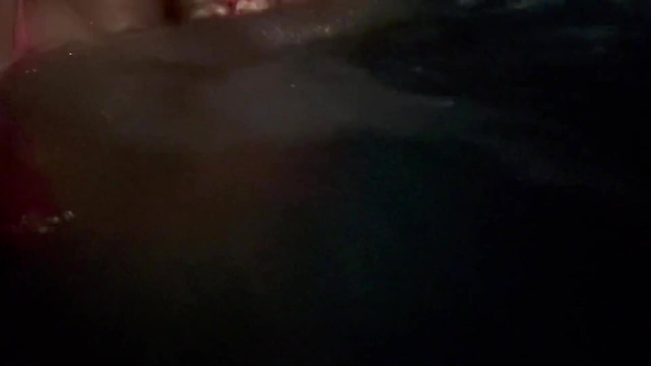 Artemisia love sexy Mikro-bikini im whirlpool spät in der nacht