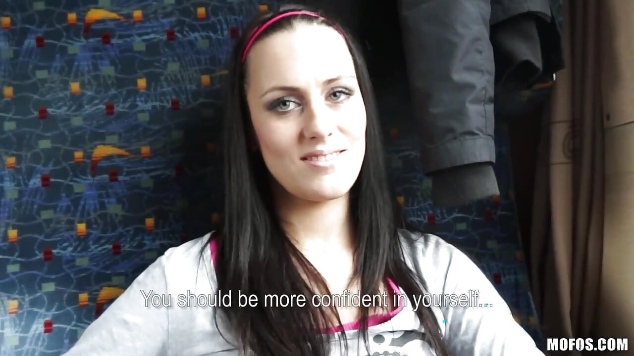 Public Pickups - Petite Euro Babe Mea Melone leva pau estranho no trem