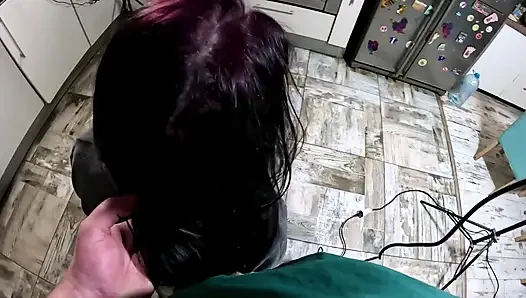 Bornoz orta yaşlı seksi kadın saç kurutma ve fırçalama sakso ve saçıma boşalma