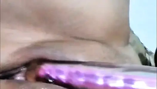 Жена заканчивает в первый раз дилдо