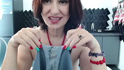 Jilat celana dalam di hari Minggu dan cium bau