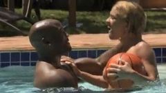 Nat Turnher et Krissy Lynn - baise interraciale au bord de la piscine