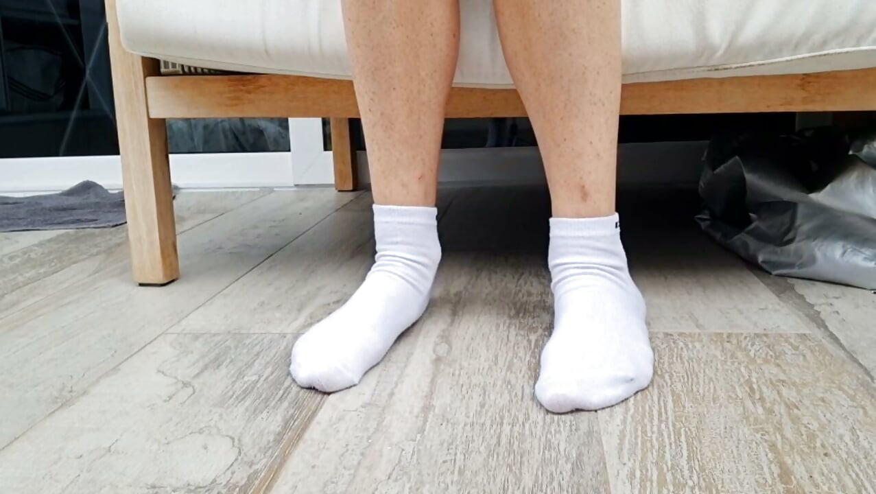 White Ankle Sock Peal & Reveal: Slim Arch and Delicate Toes