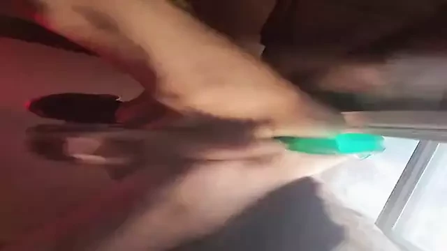 A férj dildóval veri magát, hogy megkönnyebbüljön