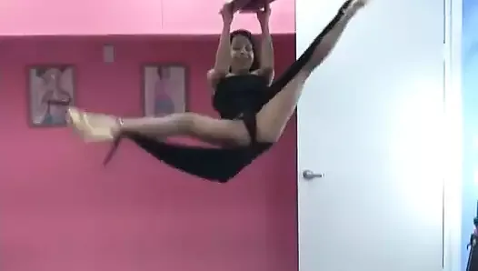 Une jolie gymnaste asiatique souple se masturbe et fait un show sexy sur le sol nu