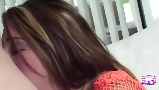 Эта красотка гордится своими сквиртующими навыками и любит тяжелую долбежку, пока она не кончит