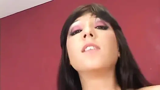 Львица сражается со своей добычей