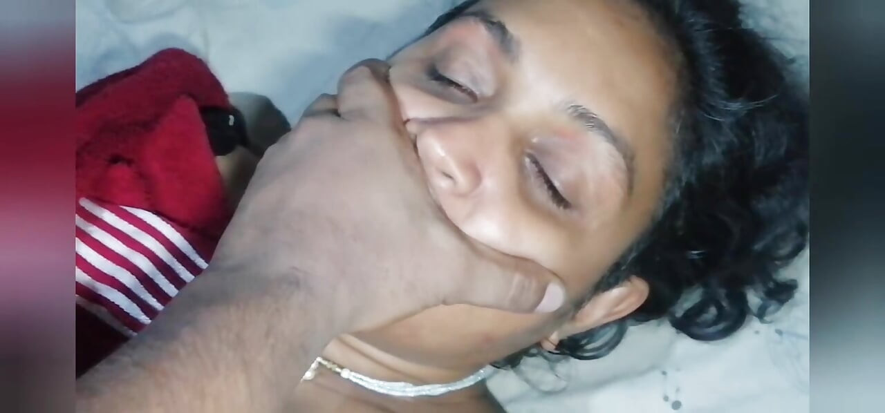 ep1 Madrasta indiana encontrou cam de enteado e ela tira roupa para ele ver Pussy Show Begins Laying on the bed começa o trabalho dos peitos seduzido