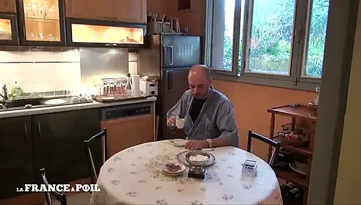 Sexy sekretärin mit kleinen titten wird von ihrem nachbarn geknallt und vollgespritzt
