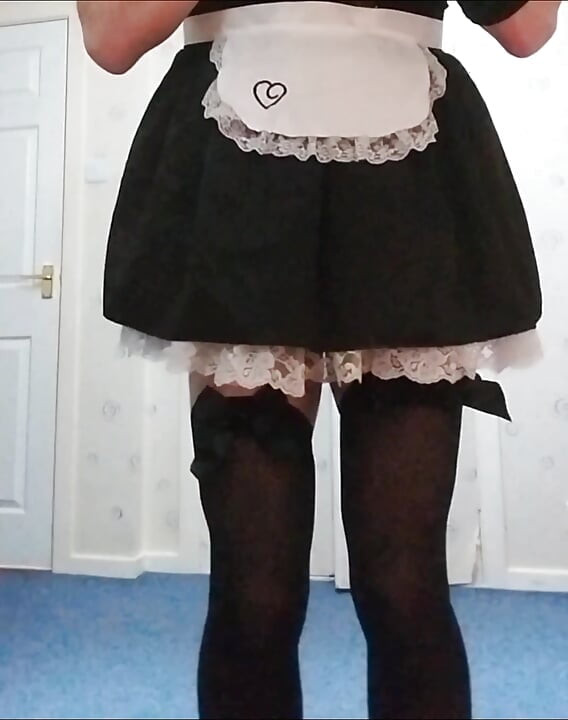 Liži moju plavu sissy sobaricu kako svrši