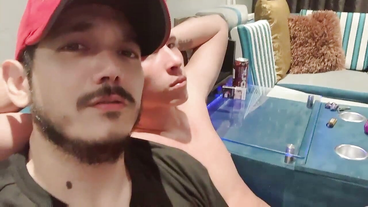 Мой сводный брат никогда не был с мужчиной! О боже!