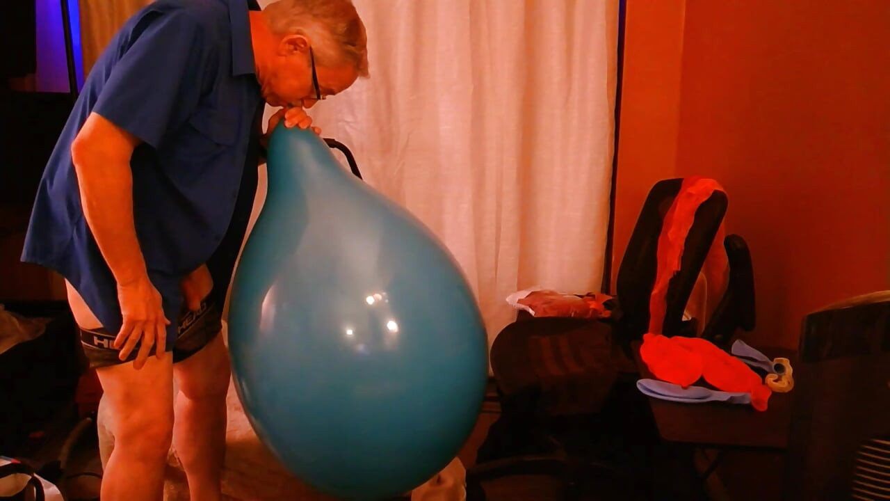 156) Looner Blows to Pop and Humps Giant Balloons