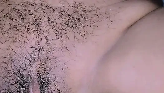 Dia memasukkan tangannya ke dalam memek dan memasukkan mentimun, memek dan pantatnya meledak.