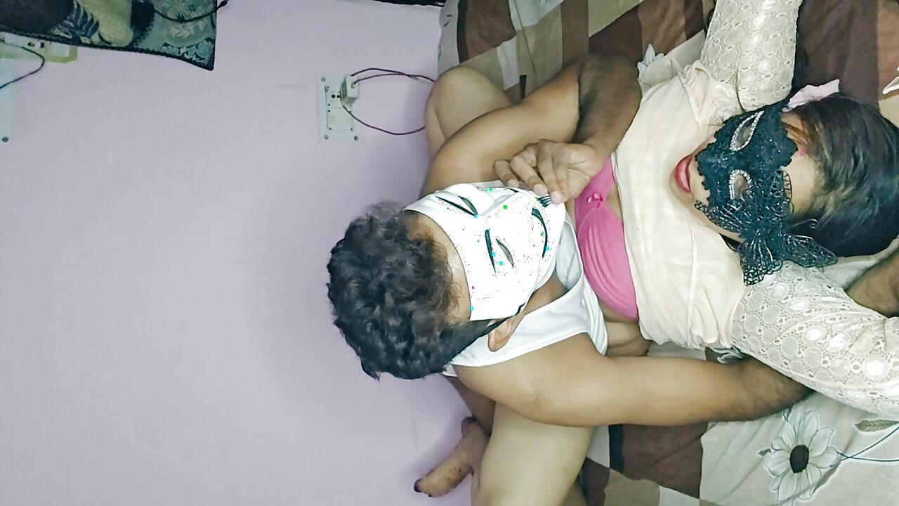 Amigo e sua esposa - mãos unidas em sexo a três