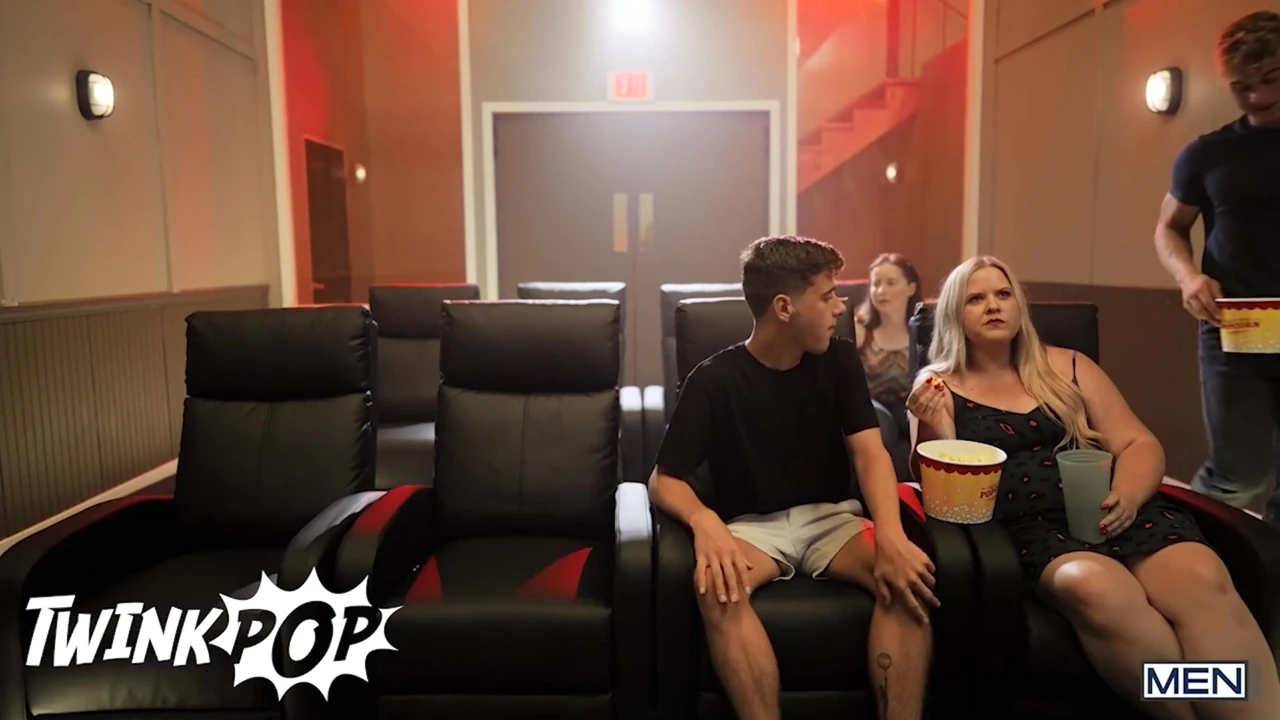 Joey Mills ve Felix Fox sevgilisiyle sinemaya gidiyor ama sonunda birlikte sikiliyorlar - twink pop