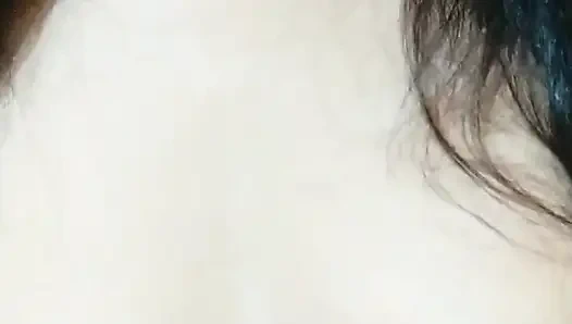 Dicker Arsch Kommt Auf Alle Vieren Und Zeigt Sie Nass, Um Am Ende Beim Squirting Zu Landen