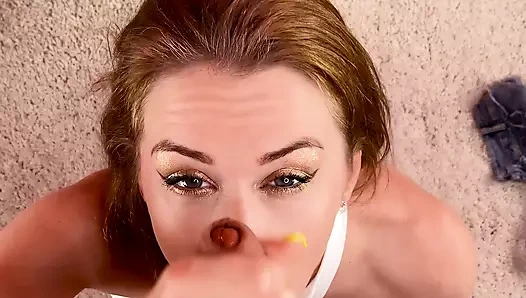 Sevimli sarışın iyi sikişiyor ve yüzüne büyük bir boşalma - bakış açısı