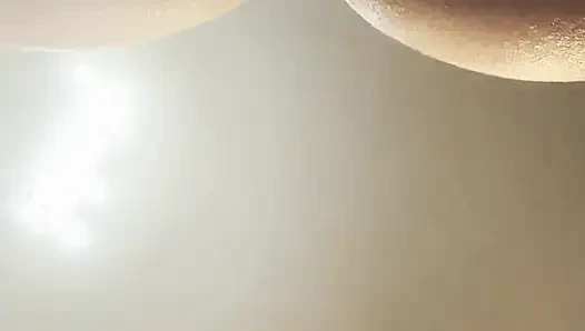 Sürtük tamircinin yarağını alıyor ve kocası yokken onu parmaklıyor