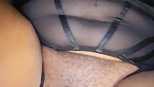 Трахаю пальцами тугую киску с писсингом