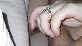 Do that handjob in bed stepmommy !!!