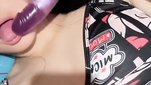 Gadis Jepang lagi asik masturbasi sampai muncrat