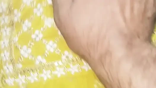 Hintli radha yenge evde üvey erkek kardeşiyle sikişiyor