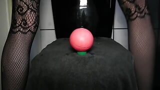 Kırmızı delik pembe topu yutuyor