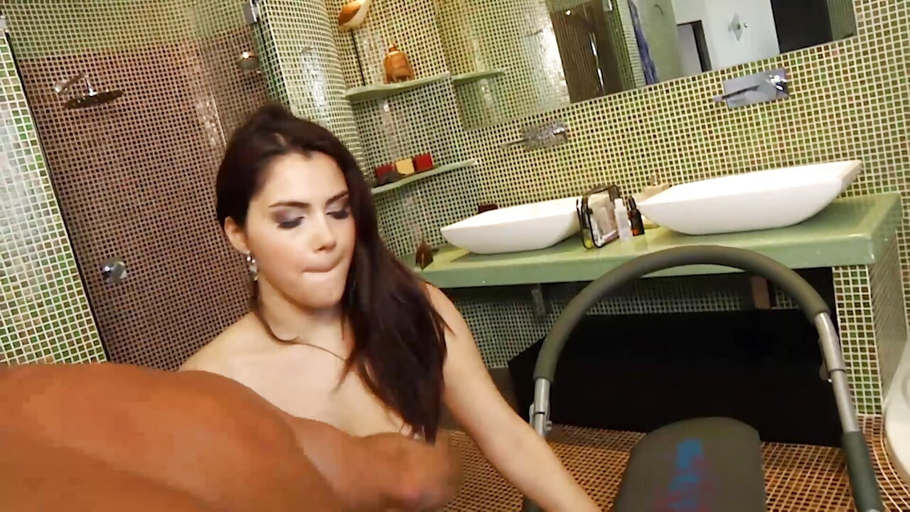 Valentina Nappi öğle yemeğinden önce banyoda George Uhl tarafından sikiliyor