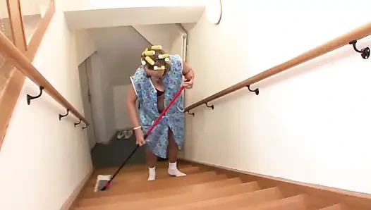 Немецкая домохозяйка трахается лучше, чем чистит дом