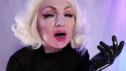 Einen Dildo in Latexhandschuhen lutschen, sperma im gesicht!