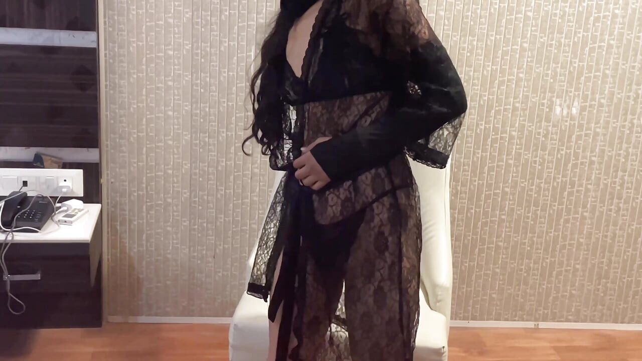 Indian Hot girl apni chut ki garmi mitati hai dildo she