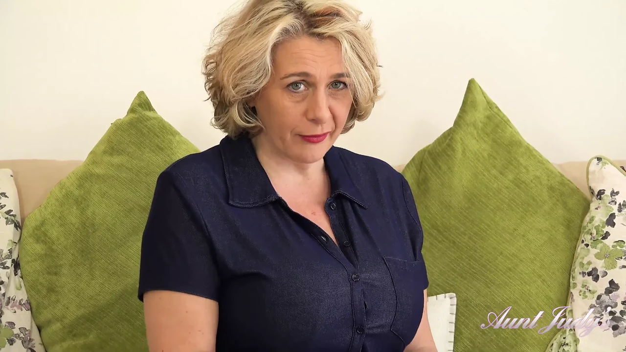 Busty 45yo Auntie Camilla JOI