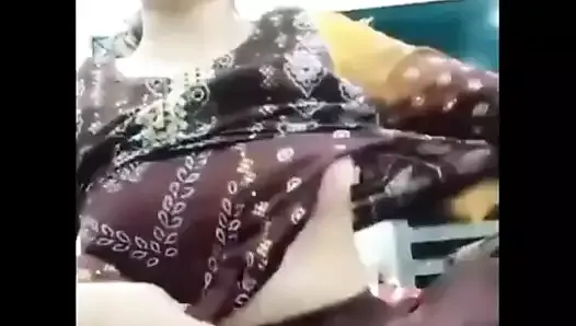 Мусульманская мама трахает пальцами