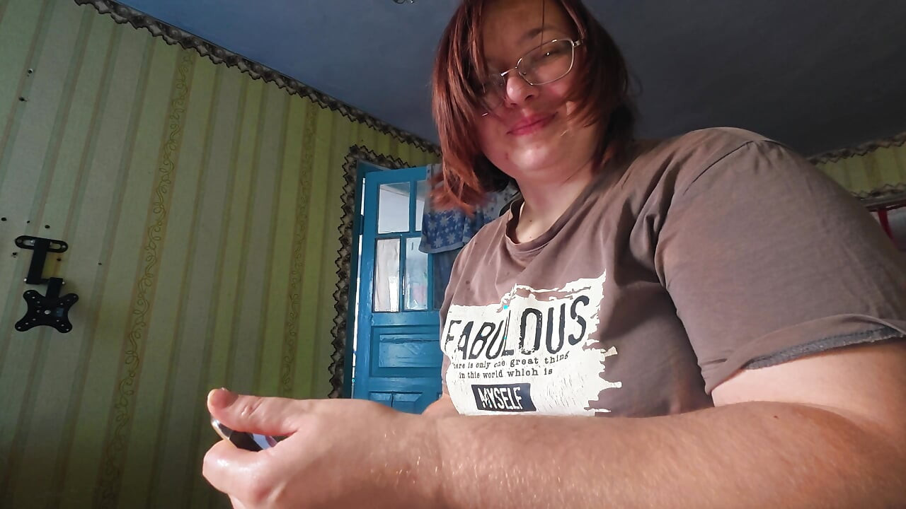 Cerca de 4k amateur novia mamando morena con curvas con gafas chupa y acaricia polla