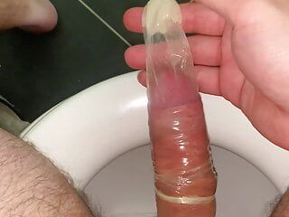 Yarakla sikişirken kullanılmış prezervatifi sikiyor