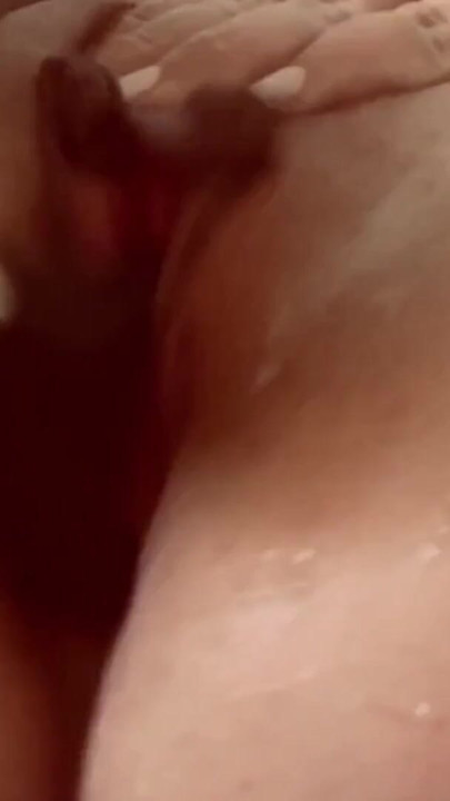 Lnbi lebiya vali paripakv chodne layak mammi mutthi, dildo aur viry ke sath khud ko muththi ghusati hai | klip 1