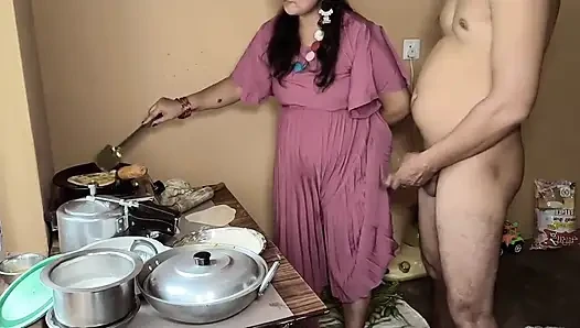 Heiße dame lutscht schwanz, stöhnt laut, fick in der küche zu hart