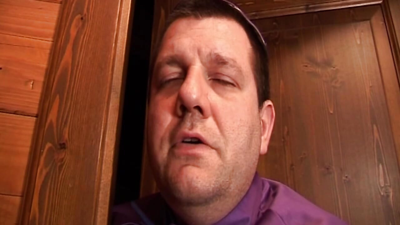 Geile priester bespioneert het druipende poesjesbeukfeest van een milf