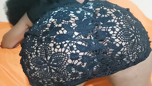 Otelde siyah elbiseli bir kadın külotuyla götünü azdırıyor