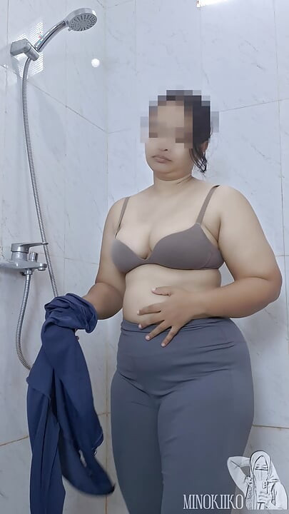 Asian MILF Washes Off Her Sweat After Fitness at The Gym - Minokiiko
