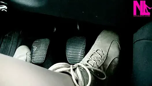 Süet yumuşak düz çizmeler içinde sürüş ve pedal pompalama