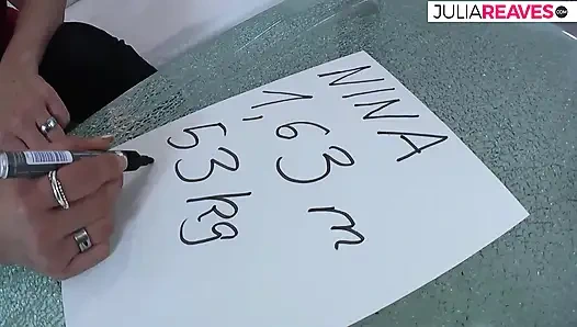 Cewek pirang muda dengan dildo besar