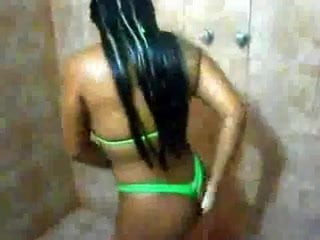 Mary morena no banho
