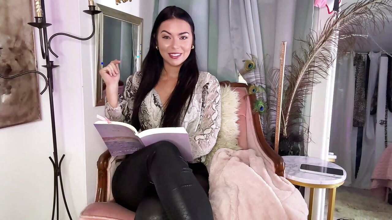 Tijekom razgovora za posao, šef ima veliku želju da je dobije od vašeg velikog! Prljavi razgovori, igranje uloga,