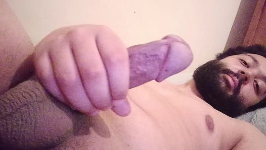 Un hombre de veinte años se masturba el pene