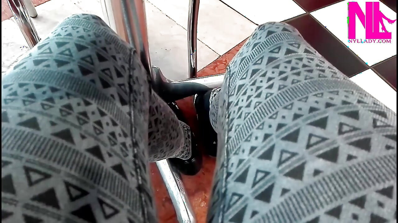 在酒吧的黑色平底鞋裡玩鞋戲
