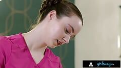 GIRLSWAY - chimia uimitoare a maseuzei Hazel Moore cu un client mare cu produse naturale duce la sex pasional